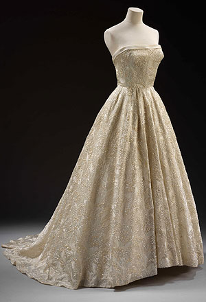 Rochie de seara Les Muguets, din organza de matase cu broderie, Hubert de Givenchy, 1955