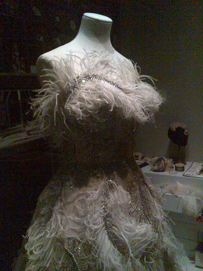 Rochie Pierre Balmain, din organza de matase cu pene de strut si pietre semi-pretioase