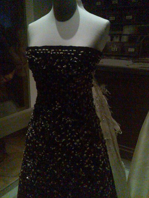 Rochia Bosphore de Christian Dior, din catifea bleumarin brodata cu perle si fir de aur
