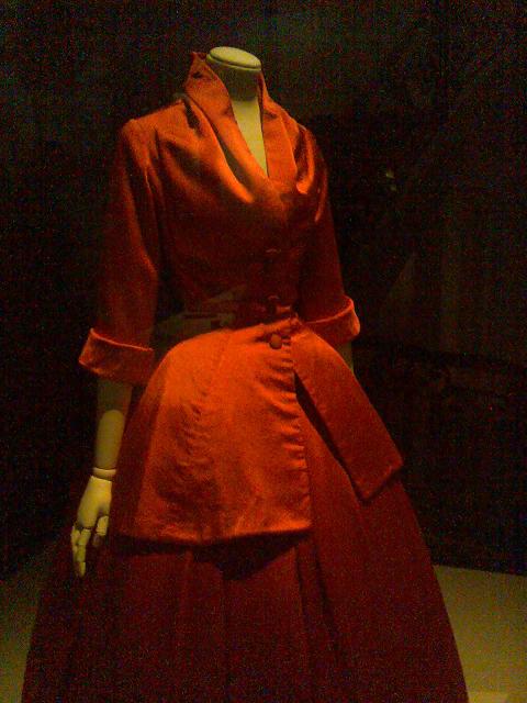 Tinuta Zemire, in varianta rosie, de Christian Dior, 1954