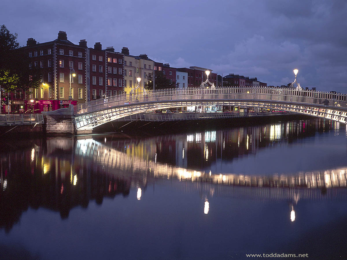 hapenny-bridge-at-night-dublin-ireland.jpg