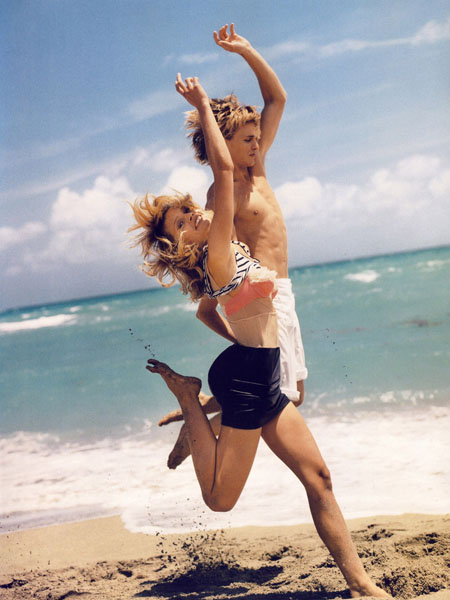 Love makes the world go round, Vogue Paris iunie/ iulie 2009; fotograf: Bruce Weber; Model: Sascha Pivovarova Love makes the world go round, Vogue Paris iunie/ iulie 2009; fotograf: Bruce Weber; Model: Sascha Pivovarova