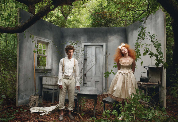 Lily Cole si Andrew Garfield (plus Lady Gaga) in pictorialul “Little Girl and Boy lost” pentru Vogue US decembrie 2009; fotograf Annie Leibovitz, stilist: Grace Coddington