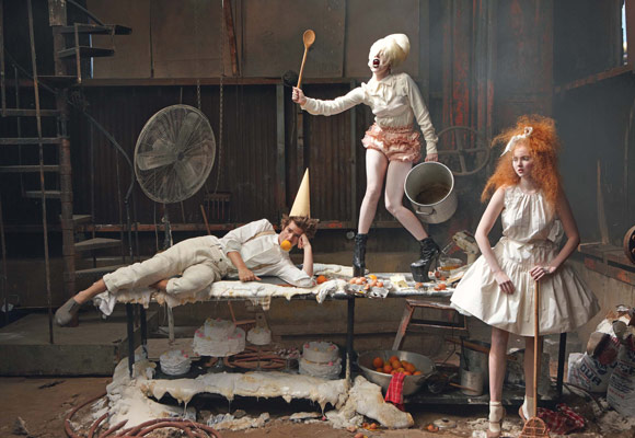 Lily Cole si Andrew Garfield (plus Lady Gaga) in pictorialul “Little Girl and Boy lost” pentru Vogue US decembrie 2009; fotograf Annie Leibovitz, stilist: Grace Coddington