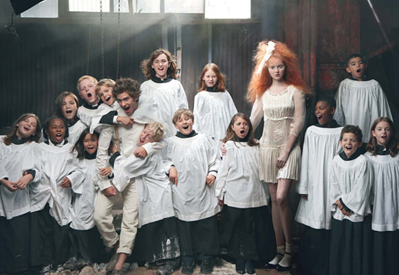 Lily Cole si Andrew Garfield (plus Lady Gaga) in pictorialul “Little Girl and Boy lost” pentru Vogue US decembrie 2009; fotograf Annie Leibovitz, stilist: Grace Coddington