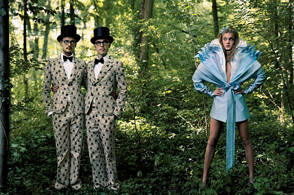 Alice in Tara Minunilor - Natalia Vodianova pentru Vogue decembrie 2003; fotograf: Annie Leibovitz