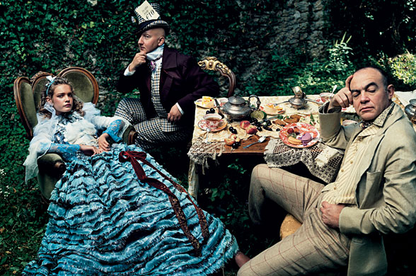 Alice in Tara Minunilor - Natalia Vodianova pentru Vogue decembrie 2003; fotograf: Annie Leibovitz