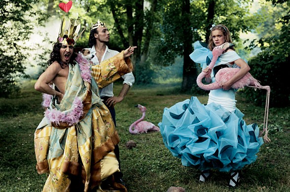 Alice in Tara Minunilor - Natalia Vodianova pentru Vogue decembrie 2003; fotograf: Annie Leibovitz