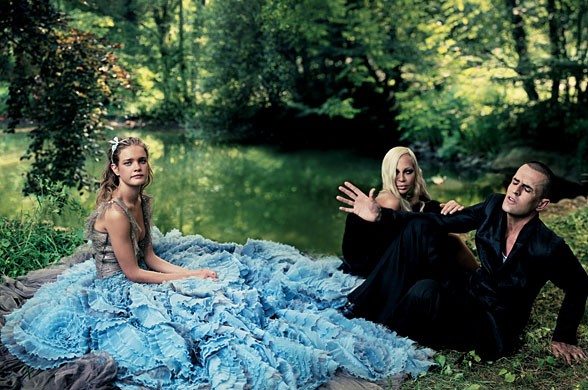 Alice in Tara Minunilor - Natalia Vodianova pentru Vogue decembrie 2003; fotograf: Annie Leibovitz