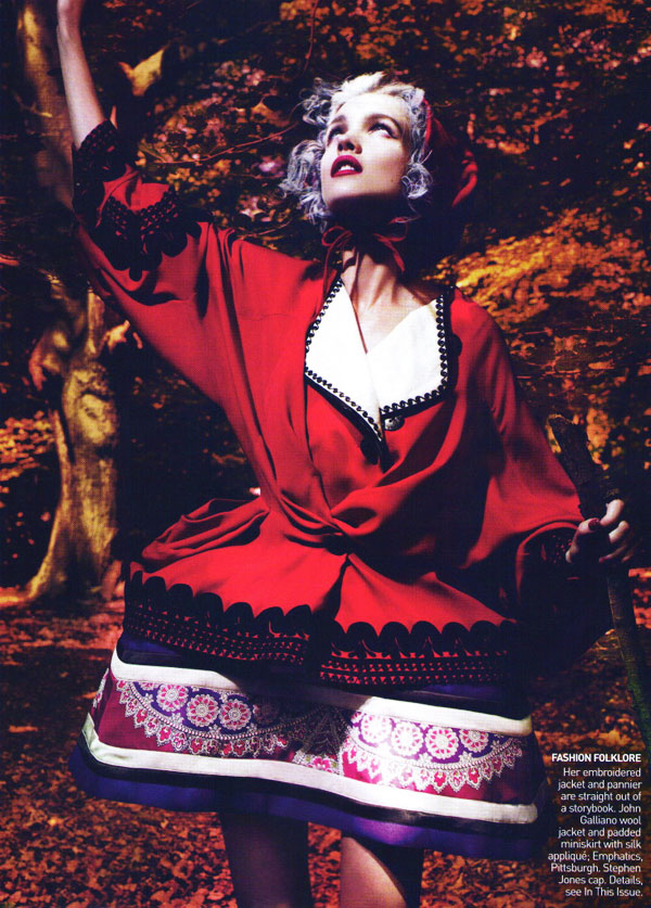 Into the woods - Natalia Vodianova pe post de Scufita Rosie pentru Vogue US, septembrie 2009