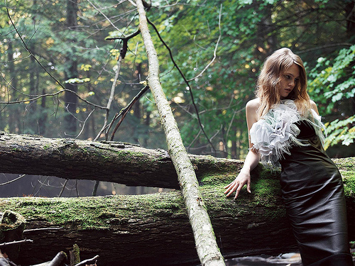 Morning Beauty, realizat de Nathaniel Goldberg pentru Vogue UK, editia noiembrie 2005; model: Sasha Pivovarova