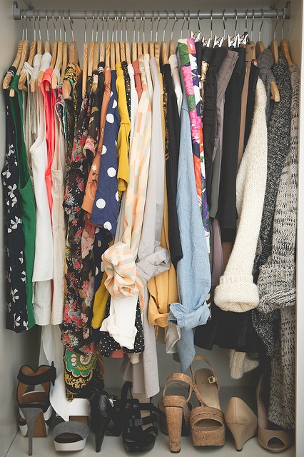 10 motive pentru care aveti prea multe haine