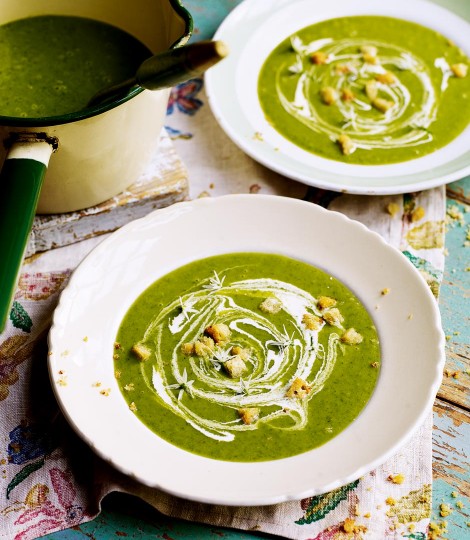 493858-1-eng-GB__wild-garlic-and-potato-soup-with-garlic-butter-croutons-470x540